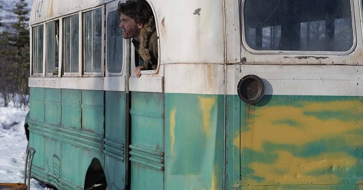 Di dời “chiếc xe buýt diệu kỳ” từng gây nên cái chết của hai du khách