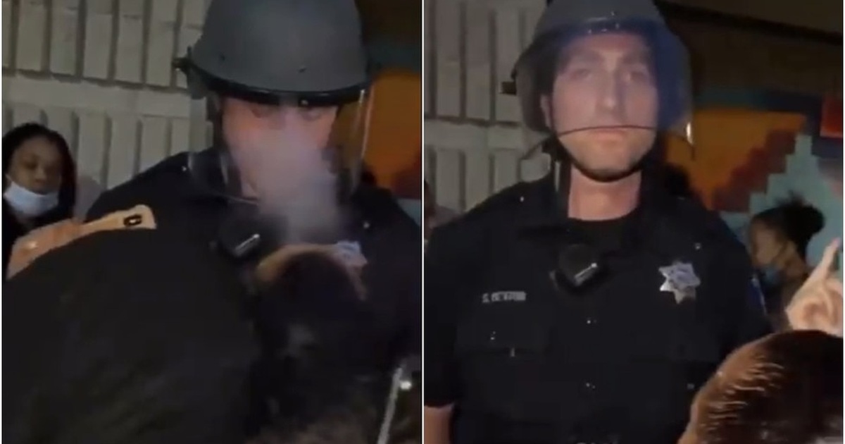 Video cảnh sát Mỹ đứng yên khi người biểu tình đồng loạt khiêu khích