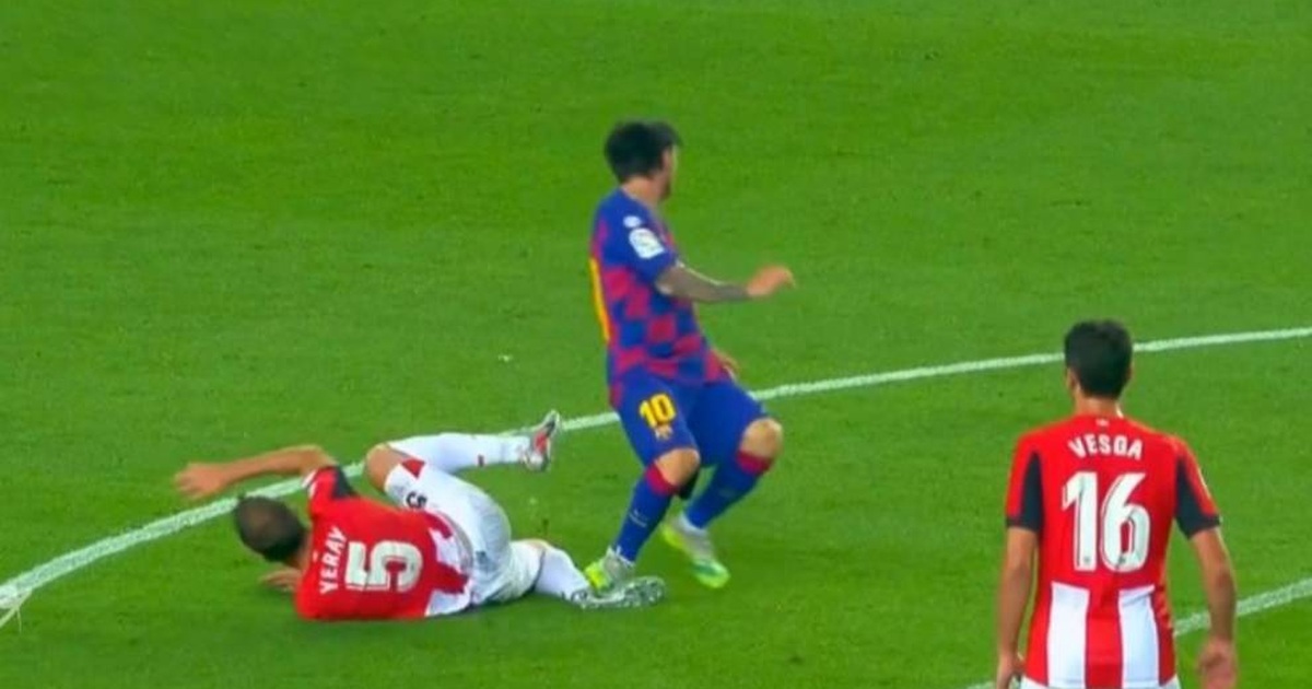 Chơi xấu, Messi may mắn thoát thẻ đỏ?