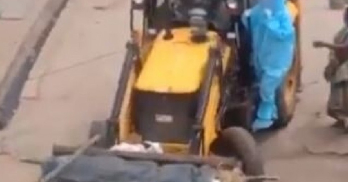 "Sốc" cảnh chở xác nạn nhân Covid-19 bằng xe xúc đất tại Ấn Độ