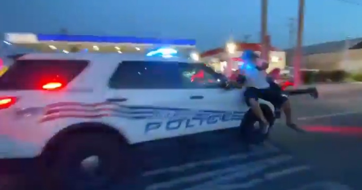 Video xe cảnh sát Mỹ lao qua đám đông biểu tình
