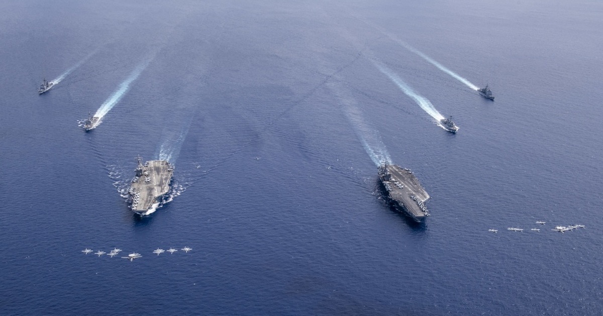 Màn phô diễn sức mạnh của 2 tàu sân bay Mỹ tập trận tại Biển Đông