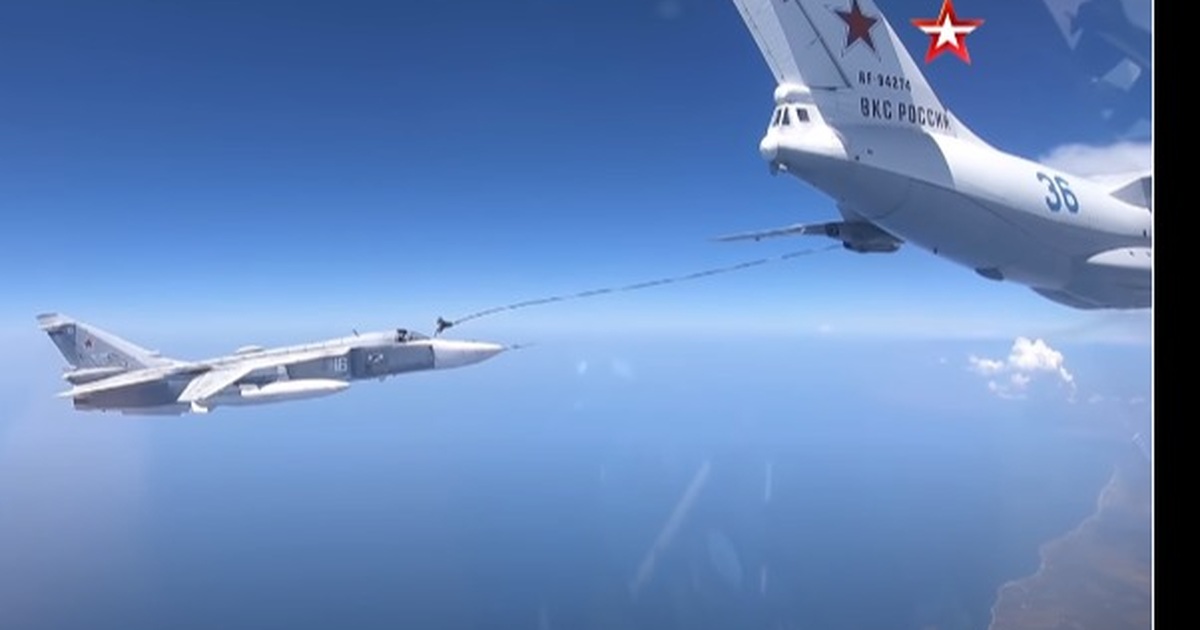 Video máy bay chiến đấu Nga tiếp liệu ngoạn mục trên không