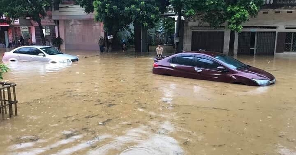 Nước dâng cao ngang thân ô tô sau trận mưa lớn