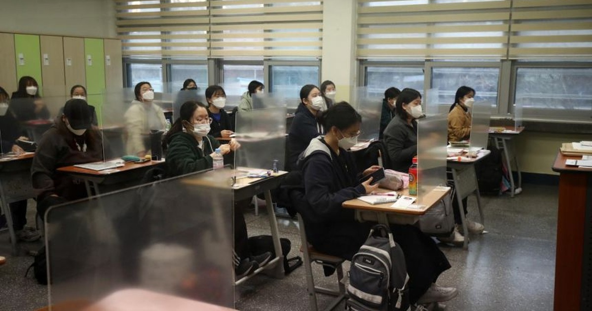 Gặp "sóng dữ" Covid-19 thứ ba, Hàn Quốc đóng cửa khẩn cấp trường học