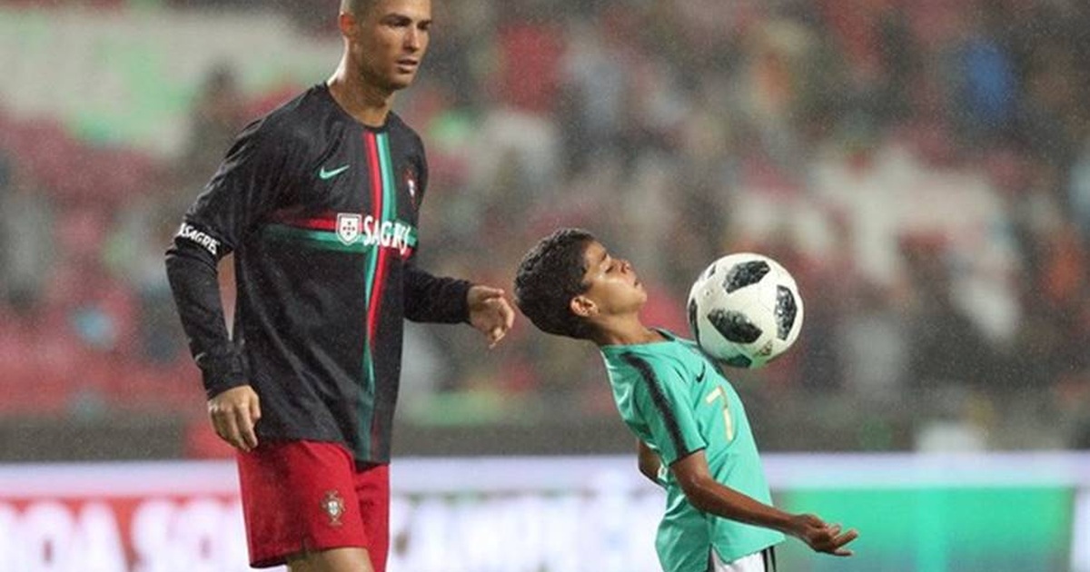 Ronaldo và cách dạy con trai đúng "chất" một siêu sao bóng đá thế giới