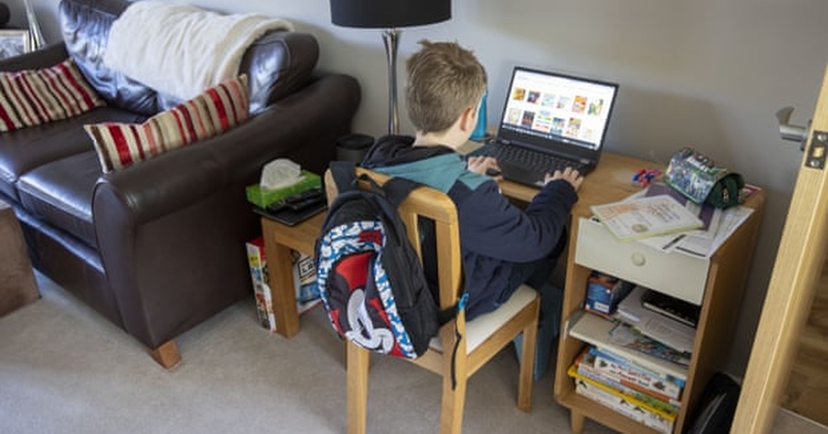 Anh: Nhiều học sinh gặp khó khăn trong học trực tuyến do không có internet