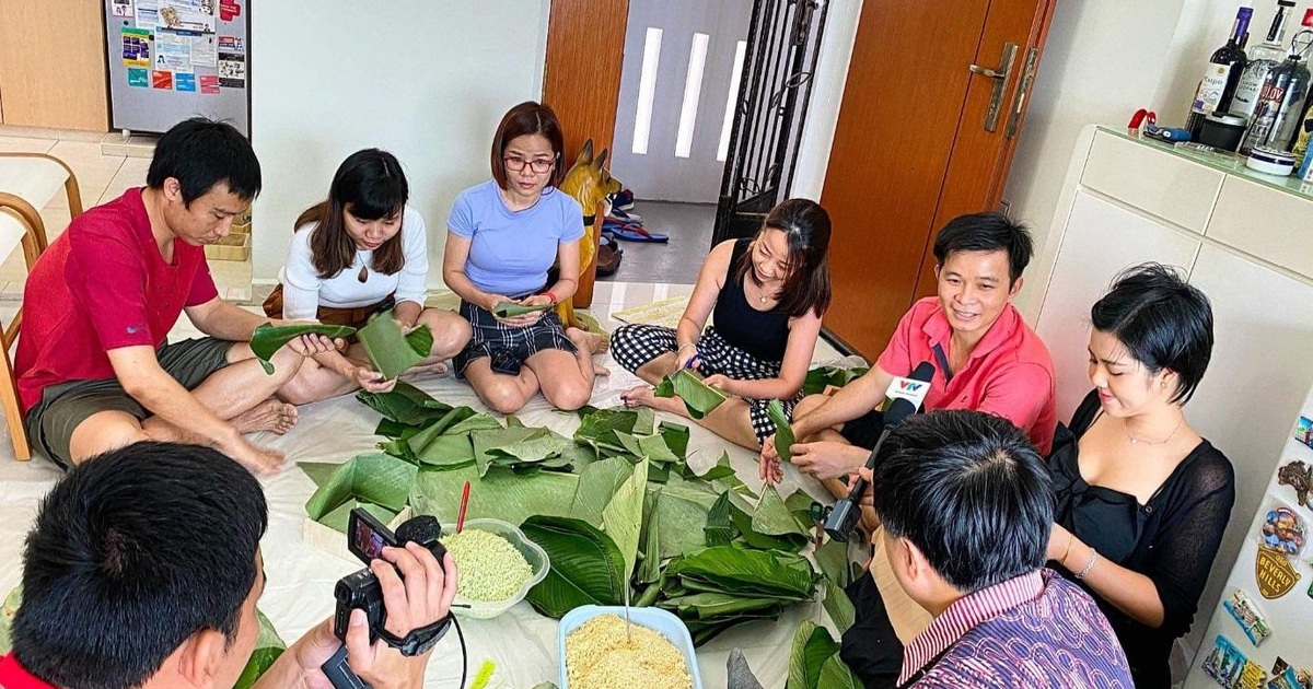 Người Việt trẻ cùng nhau gói bánh chưng đón Tết xa nhà ở Singapore