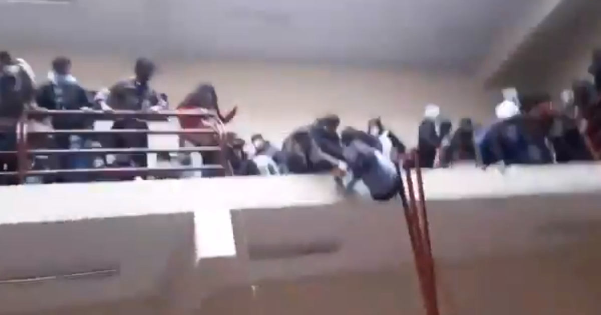 Video gãy lan can trường học, 7 sinh viên thiệt mạng
