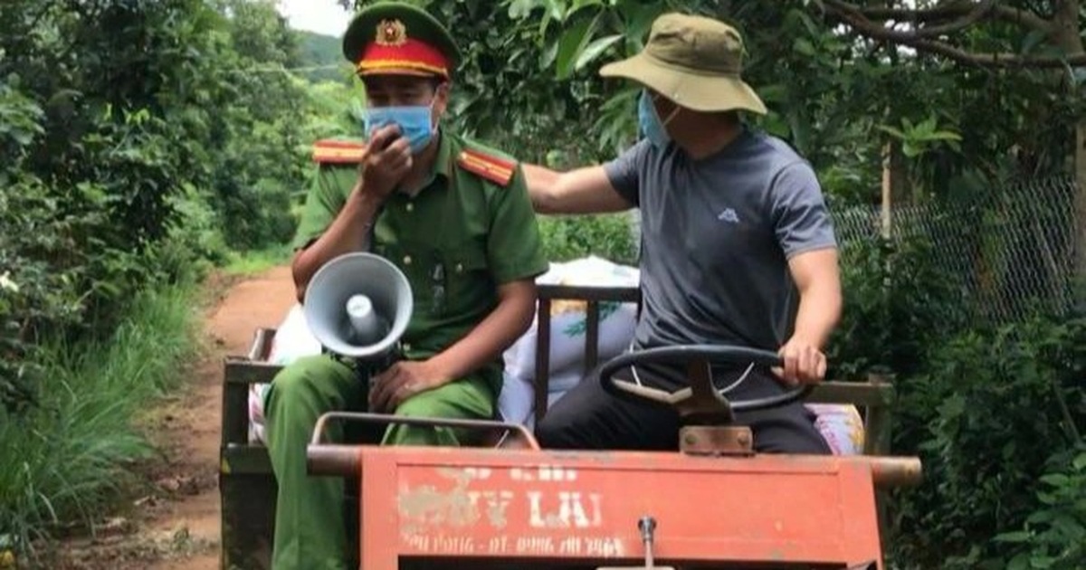 Công an đi máy cày vào buôn tuyên truyền phòng chống dịch Covid-19