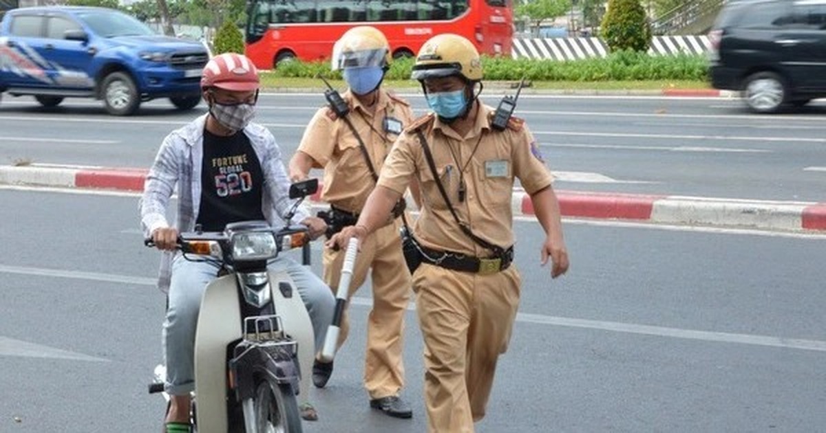 Rút chìa khóa xe máy của người vi phạm, cảnh sát giao thông có sai luật? | Báo Dân trí