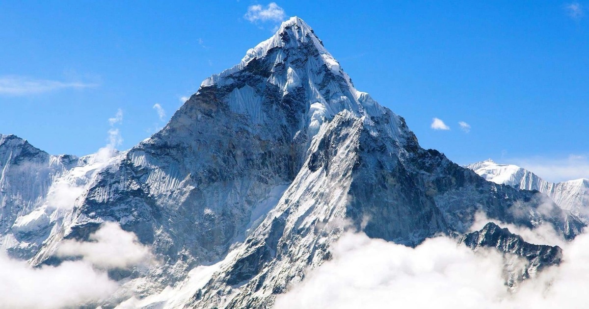 Đỉnh Everest cao nhất thế giới, đúng hay sai?