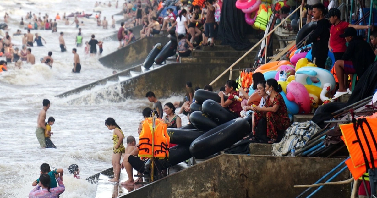 Read more about the article Thiếu chỗ tắm cho người dân và du khách trên bãi biển dài nhất phía Bắc