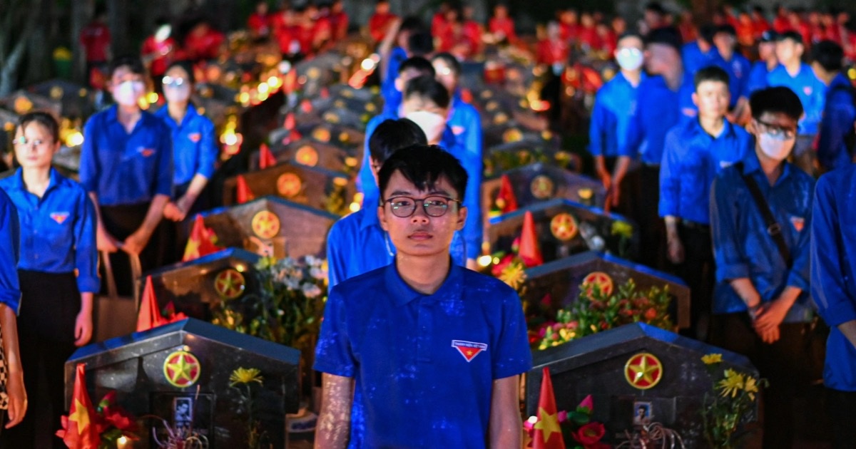 View - Nghĩa trang liệt sĩ Hà Nội bừng sáng hàng nghìn ngọn nến tri ân dịp 27/7 | Báo Dân trí
