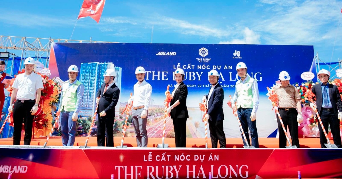 Read more about the article The Ruby Hạ Long cất nóc dự án, vượt cam kết tiến độ thi công