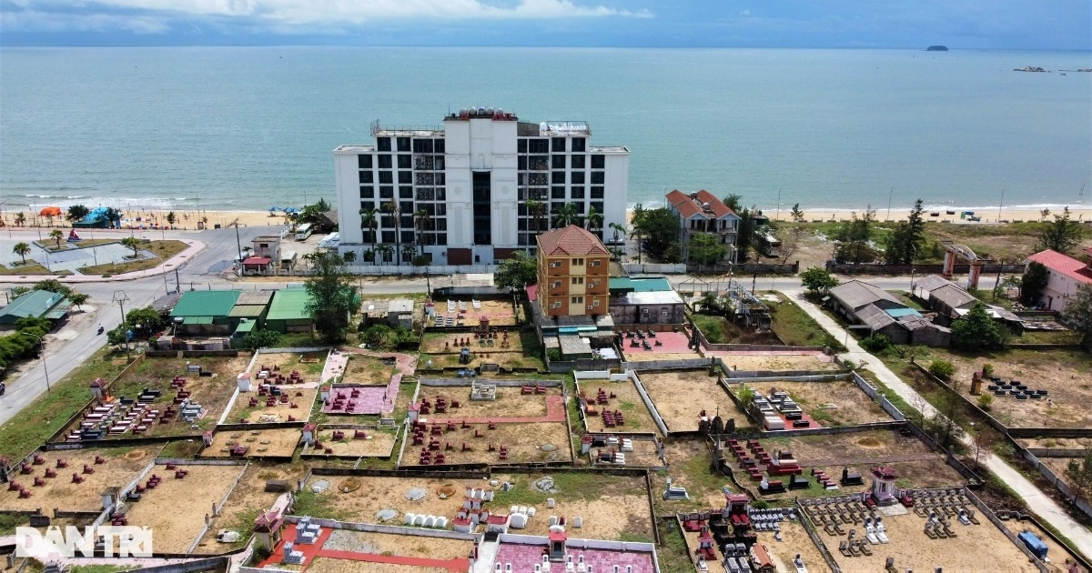 Read more about the article Khách sạn "view nghĩa trang", ki ốt nhếch nhác ở biển Thiên Cầm