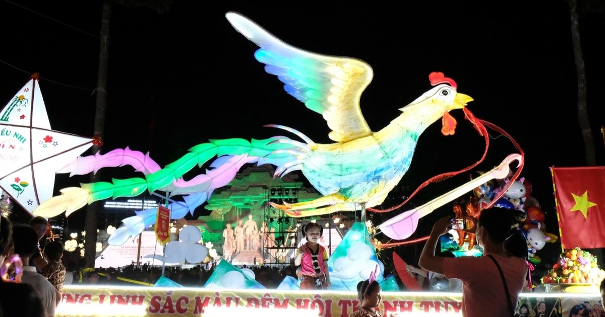 View - Hàng vạn người xuống phố rước đèn Trung thu khổng lồ ở Tuyên Quang | Báo Dân trí