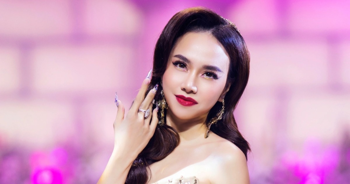 View - Đinh Ngọc Diệp tái xuất sàn catwalk, khoe nhan sắc rạng rỡ ở tuổi U40 | Báo Dân trí