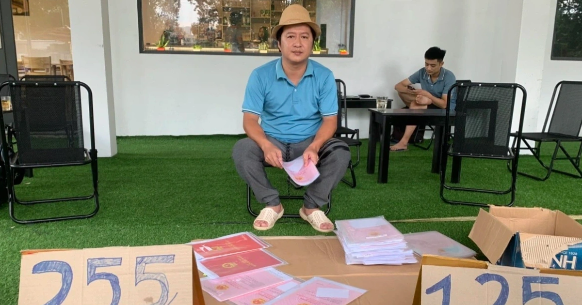 Read more about the article Bày hàng trăm sổ đỏ trên vỉa hè TPHCM, bán đất như… bán rau