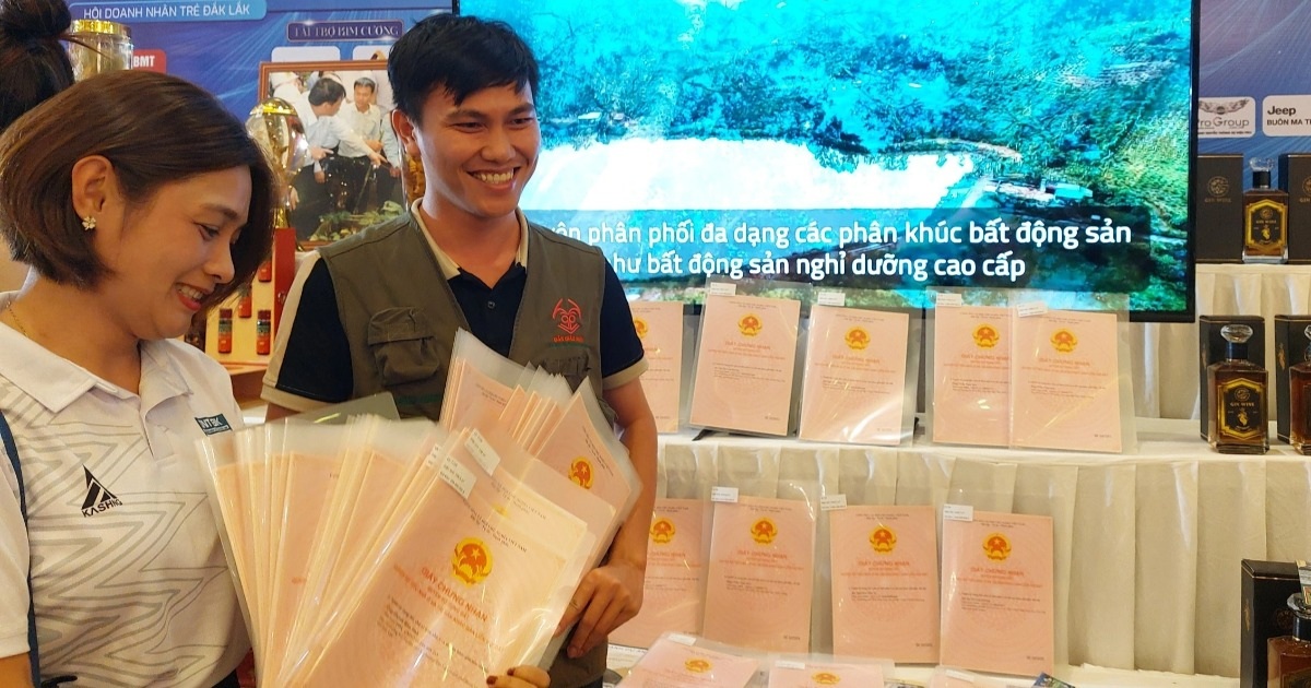 Read more about the article Thầy giáo mang 40 sổ đỏ đến hội nghị ở Đắk Lắk để “săn” nhà đầu tư