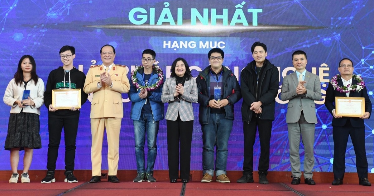 View - Toàn cảnh Lễ trao giải Cuộc thi Sáng kiến an toàn giao thông Việt Nam 2022 | Báo Dân trí