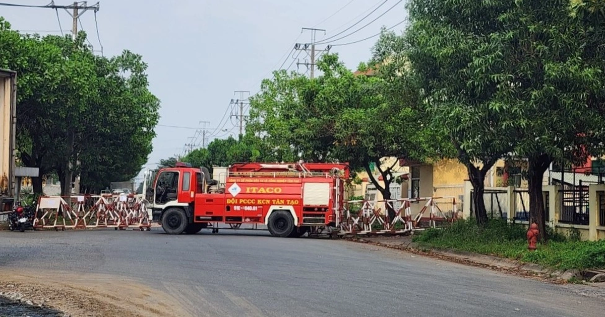 Dùng xe cứu hỏa chặn cửa doanh nghiệp để đòi nợ