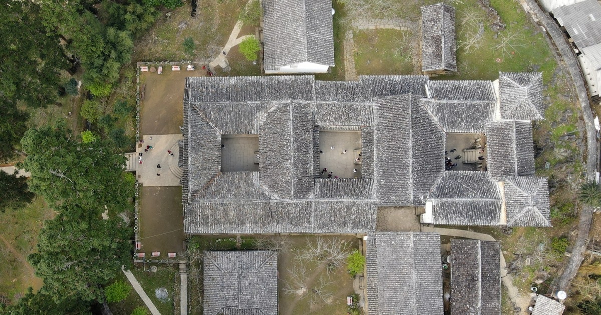 View - Khám phá dinh thự cheo leo trên núi đá từng là nơi ở của 2 đời Vua Mèo | Báo Dân trí