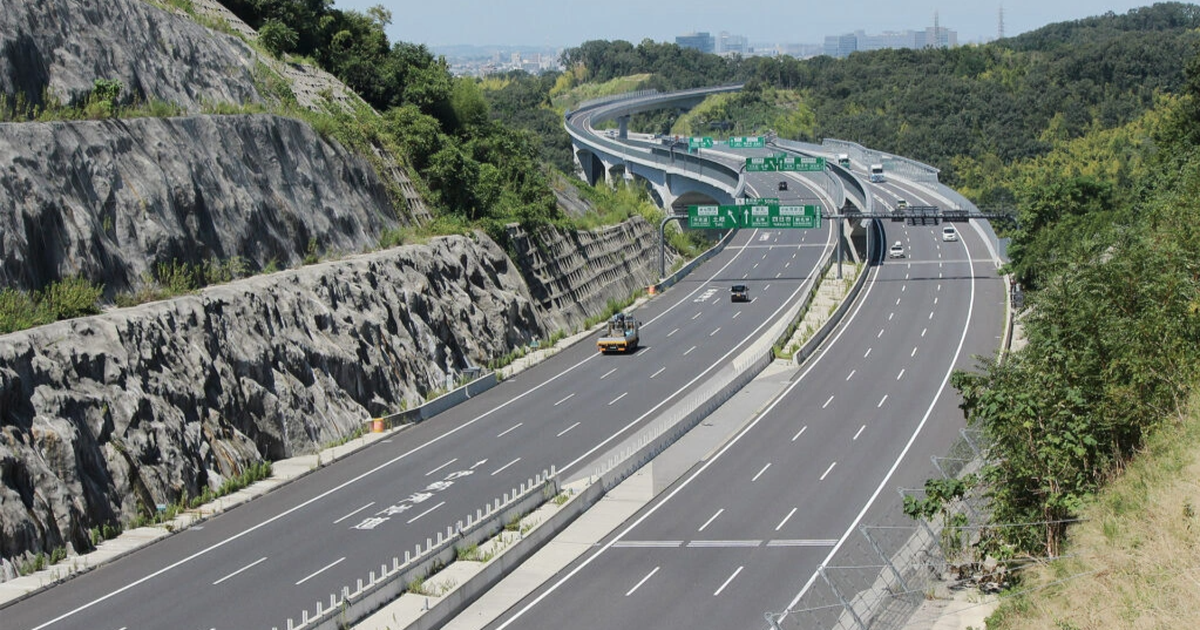 日本は自動運転車専用の高速道路 1 車線を 5G で監視