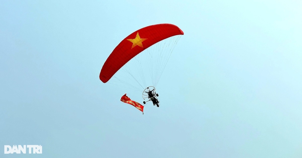 View - Ấn tượng màn bay dù lượn lần đầu tổ chức ở huyện miền núi | Báo Dân trí