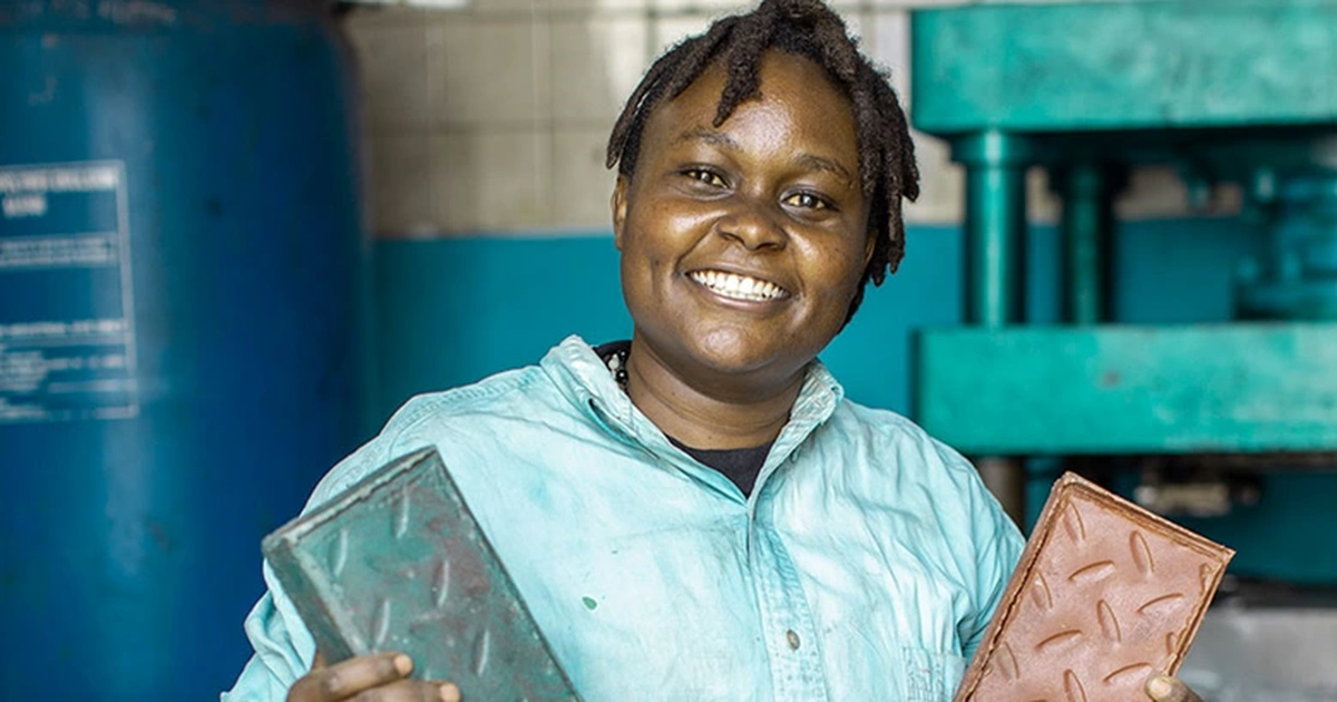 Read more about the article Cô gái châu Phi biến rác nhựa thành loại gạch nhẹ hơn cả gạch bê tông