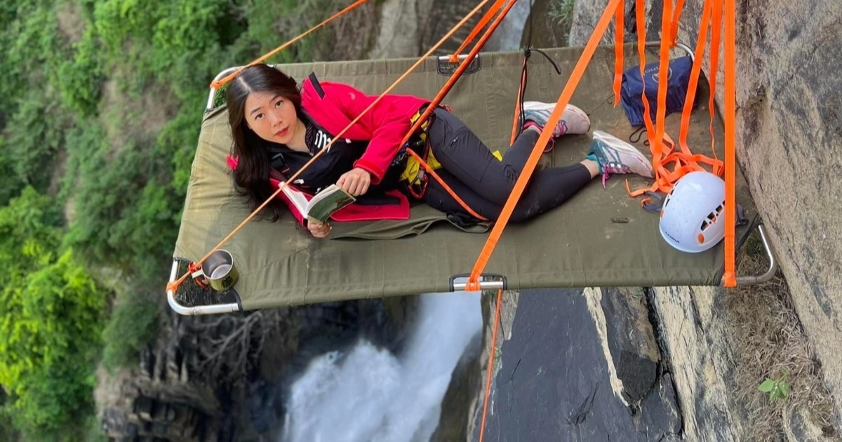 View - Thót tim cô gái Việt treo dây ngủ qua đêm giữa vách đá dựng đứng | Báo Dân trí