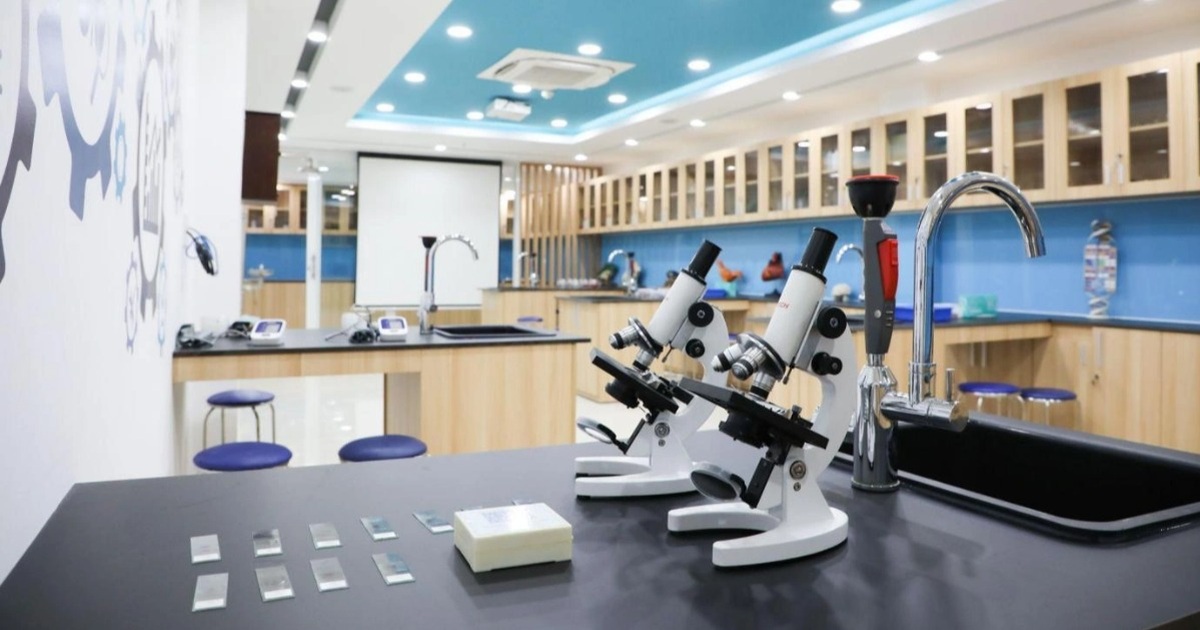 STEM Lab sở hữu thiết bị công nghệ hiện đại là không gian để các "nhà khoa học trẻ" tiếp cận sớm với những thành tựu nổi bật của kỷ nguyên số (Ảnh: Asian School).