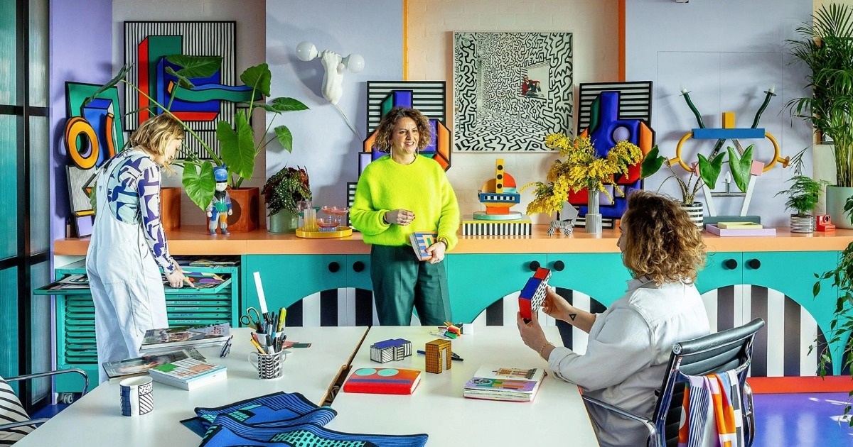 Read more about the article Chơi đùa với màu sắc, nữ nghệ sĩ biến căn phòng thường thành studio sặc sỡ