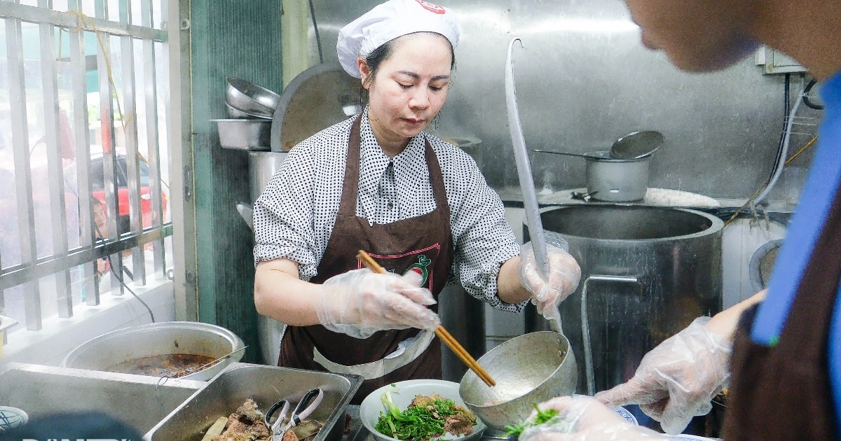View - Con gái "hồi sinh" quán phở Hà Nội của cha, khách xếp hàng như thời bao cấp | Báo Dân trí