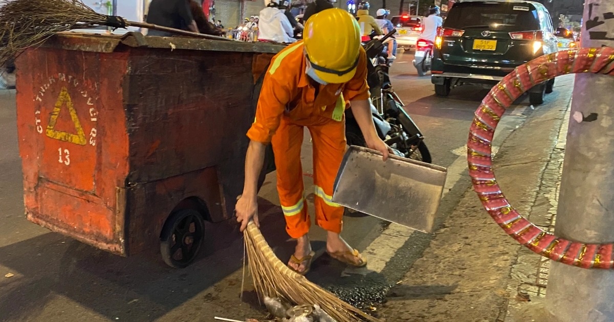 Mùa mưa, công nhân vừa quét rác vừa… cầu nguyện