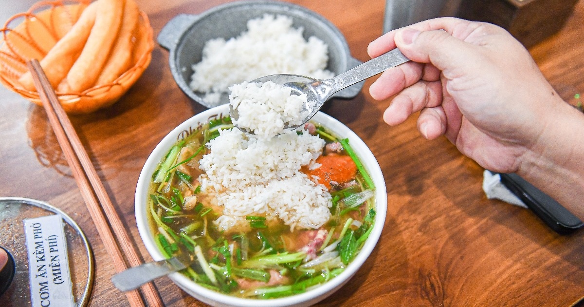 View - Quán phở "bao cấp" ở Hà Nội, tặng kèm cơm nguội khiến khách nhớ tuổi thơ | Báo Dân trí