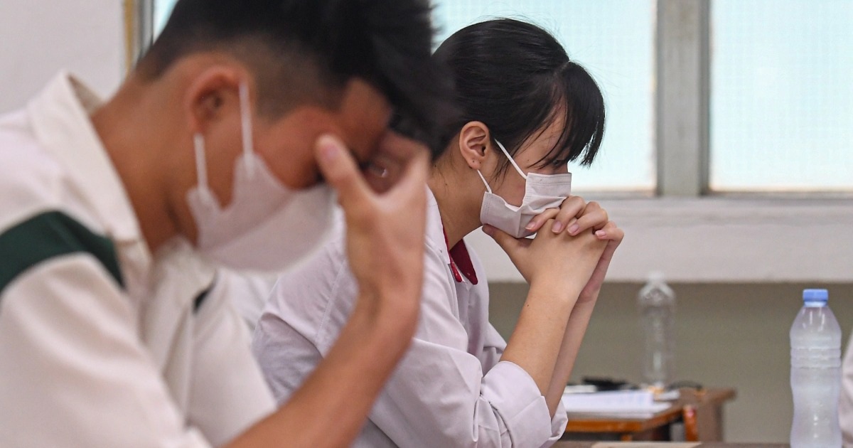 View - Thí sinh ôm đầu lo lắng, căng thẳng trước giờ thi môn ngữ văn | Báo Dân trí