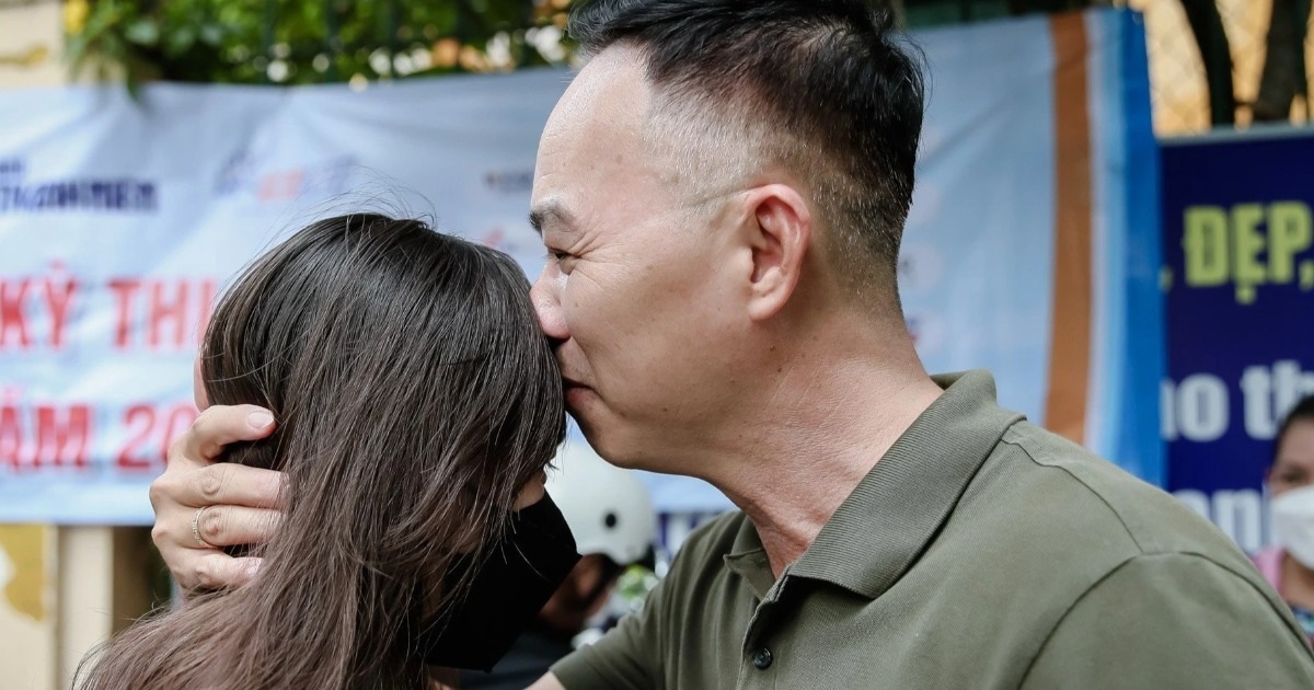 Gallery - Cả nhà giám đốc 4 người đưa con đi thi, mặc tranh cãi "không để con lớn" | Báo Dân trí