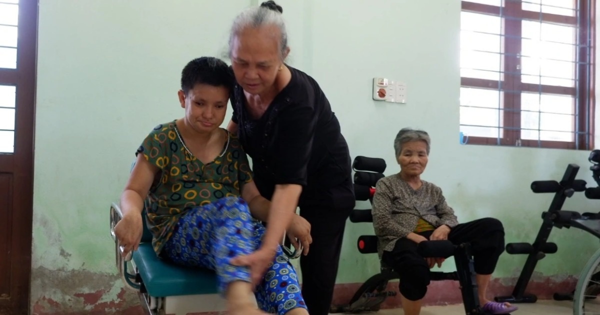 View - Người mẹ già đặc biệt của hàng trăm trẻ khuyết tật | Báo Dân trí