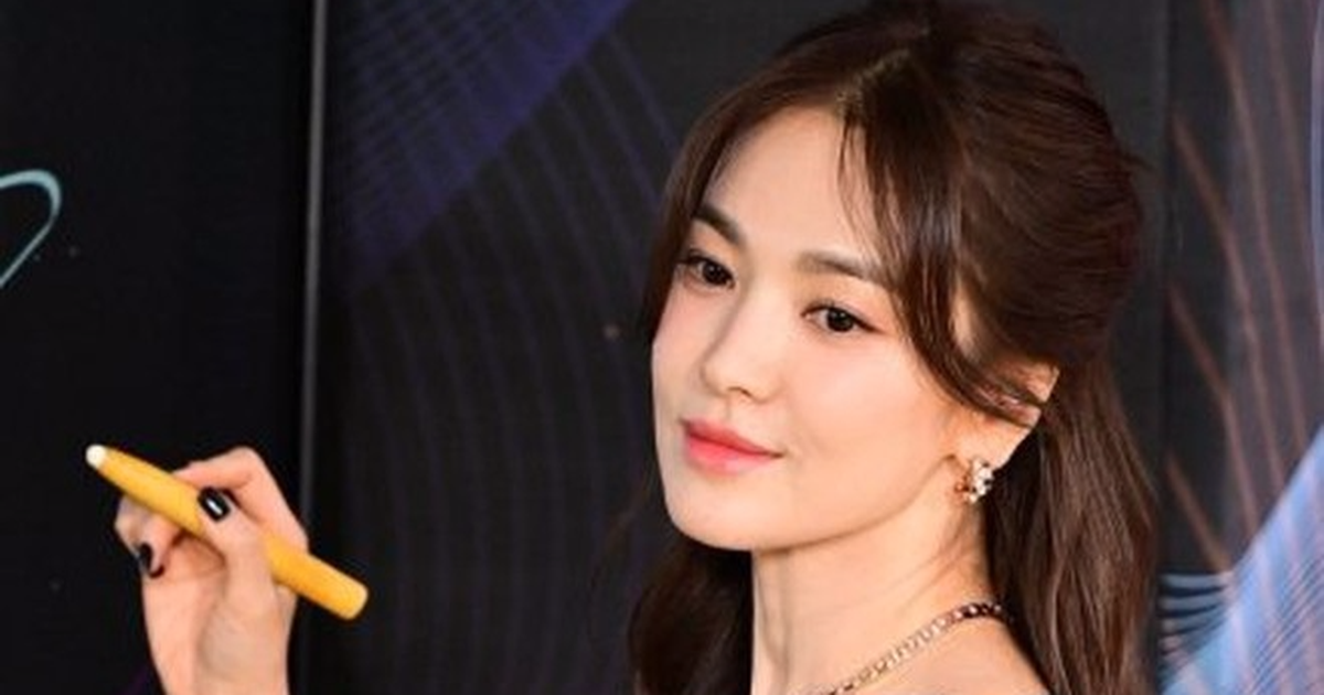 View - Đẳng cấp thời trang của Song Hye Kyo: Mặc giản dị vẫn đẹp lu mờ "đàn em" | Báo Dân trí