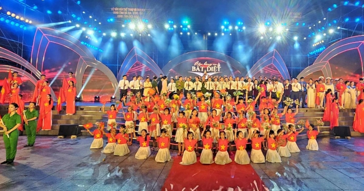 View - Xúc động và tự hào với chương trình "Bản hùng ca bất diệt" | Báo Dân trí