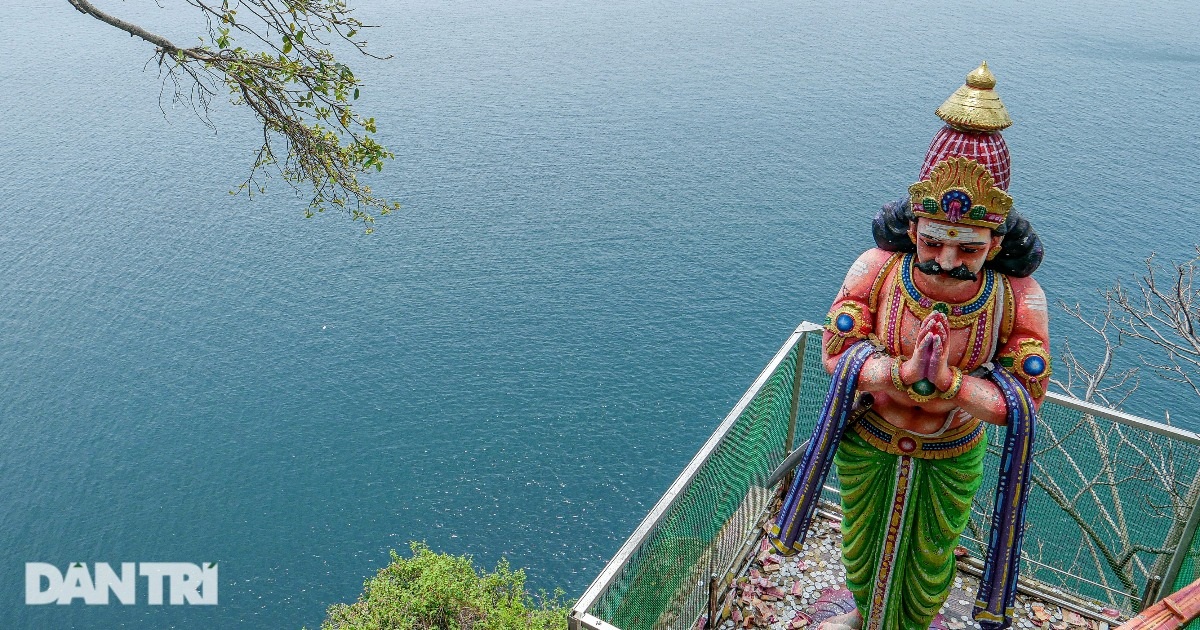 View - Ngôi đền "cầu con" ngàn năm tuổi, nằm cheo leo bên bờ Ấn Độ Dương | Báo Dân trí