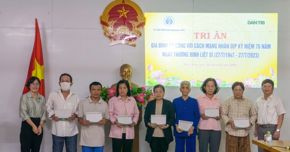 View - Báo Dân trí tặng quà tri ân gia đình người có công ở miền Trung, Tây Nguyên | Báo Dân trí