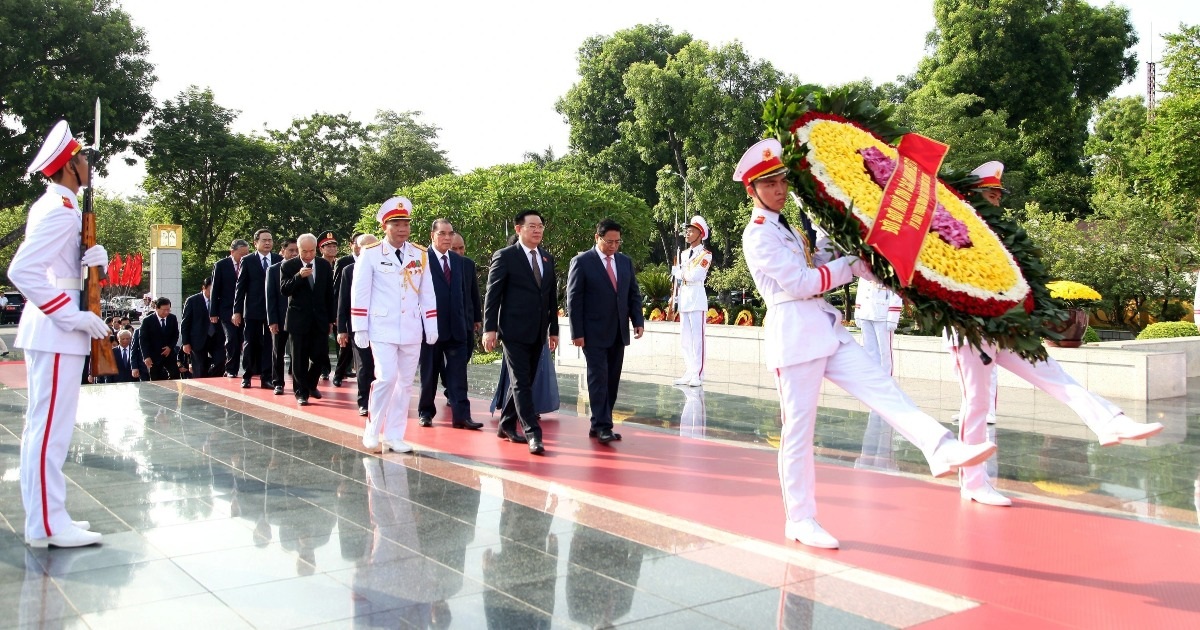 View - Lãnh đạo Đảng, Nhà nước dâng hương tưởng niệm các anh hùng liệt sĩ | Báo Dân trí