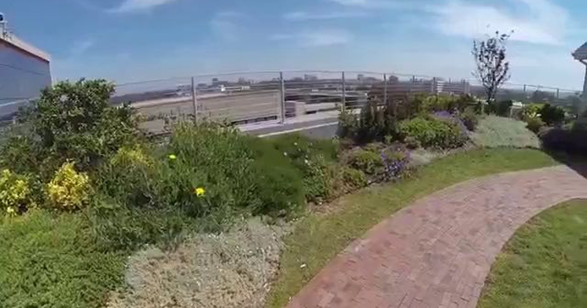 Ngôi nhà như sắp đổ hút khách vì kiến trúc độc Báo Dân trí