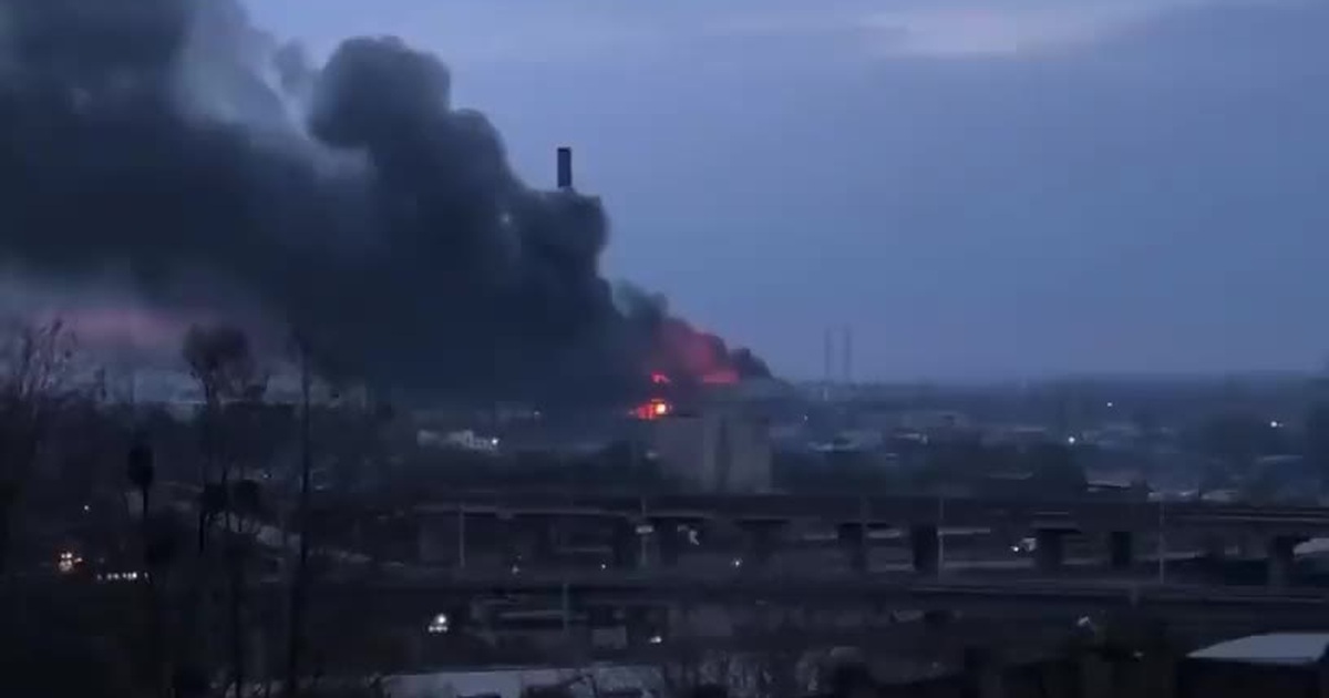 Lửa cháy dữ dội tại một nhà máy nhiệt điện ở Kiev sau khi trúng tên lửa Nga  | Báo Dân trí