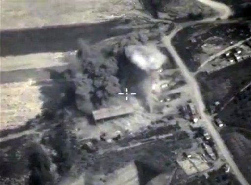 Quân chính phủ Syria bị "tố" ồ ạt tấn công phe đối lập - 1 Nhiều địa điểm của IS tại Syria đang bị Nga không kích (Ảnh: AP)