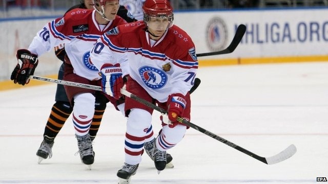 Putin mừng sinh nhật lần thứ 63 trên sân khúc côn cầu - 1 Tổng thống Nga Vladimir Putin rất yêu thích khúc côn cầu trên băng (Ảnh: EPA)