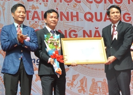 Thành lập và khai giảng phân hiệu trường ĐH Công nghiệp TPHCM tại Quảng Ngãi - 1 Hiệu trưởng trường ĐH Công nghiệp TPHCM (giữa) nhận Quyết định thành lập phân hiệu Quảng Ngãi của Bộ GD&ĐT