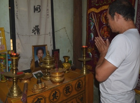 Bà Tuyết - mẹ ông Việt đã trút hơi thở vì đi tìm công lý, hàng ngày, ông Việt thắp nhang mong mẹ phù hộ tìm lại công lý.